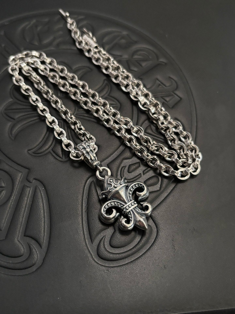 Ch*0me He**ts necklaces